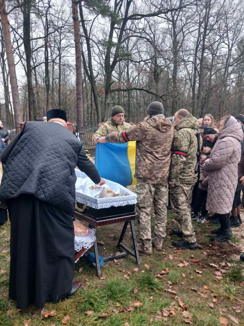Осиротіли діти, овдовіла молода дружина: на Волині попрощалися з Героєм Володимиром Кравчуком