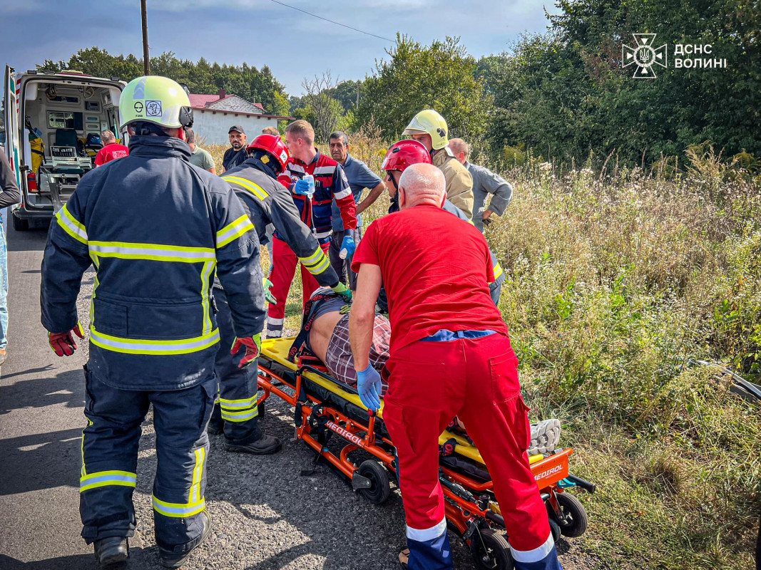 У Луцькому районі сталася ДТП: водія деблокували рятувальники