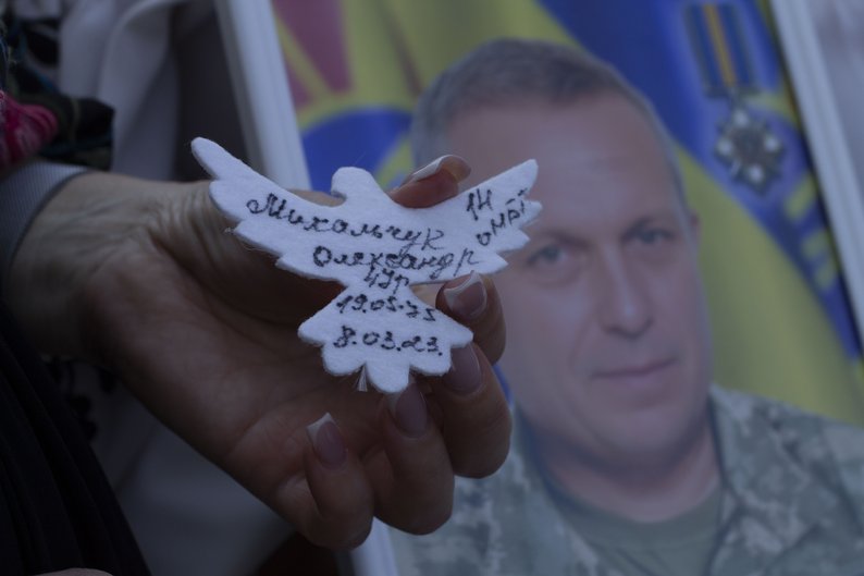 «Час не лікує»: у Луцьку розгорнули 40-метровий «Прапор пам’яті» загиблих захисників України
