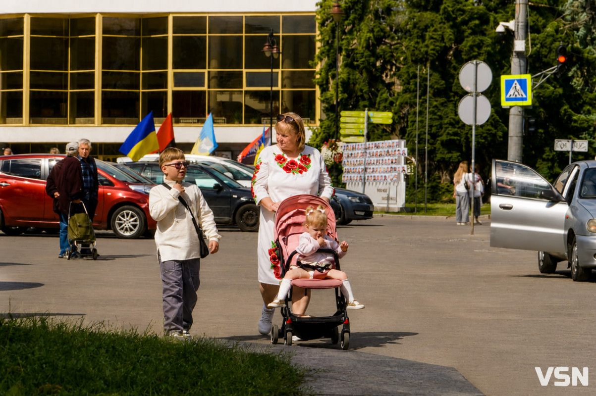 Луцьк у вишиванках: святкові образи містян у День Незалежності