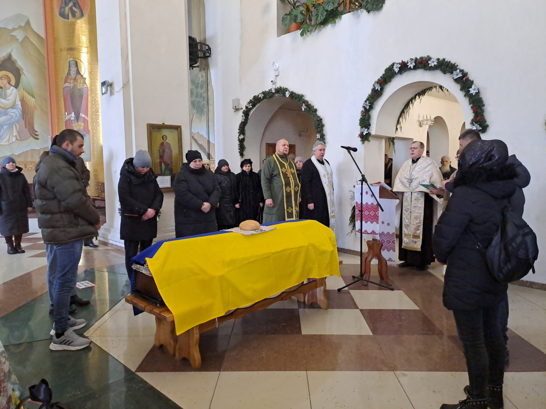 Мобілізували влітку: на Волині в останню путь провели Героя Романа Сахарука