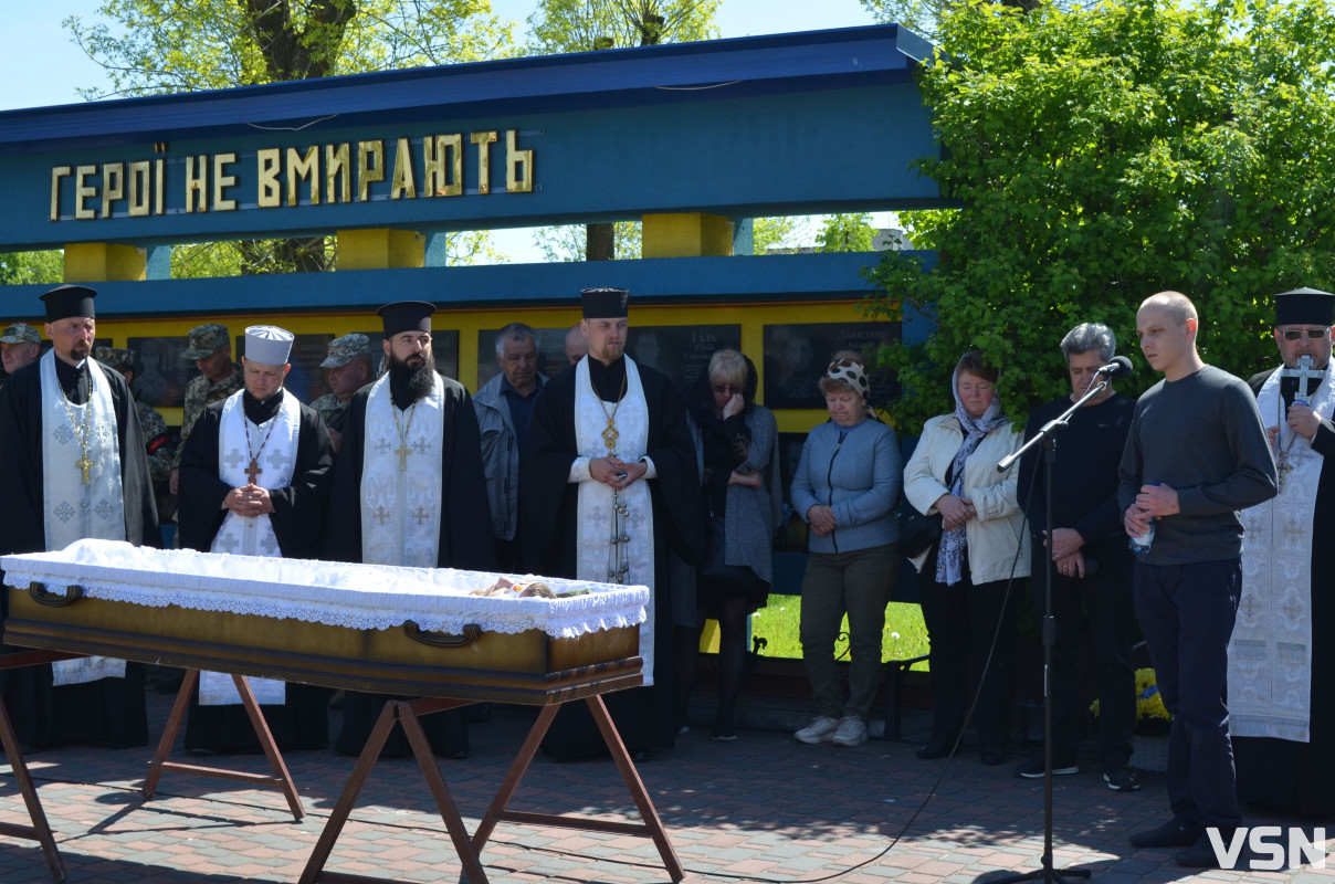 Був людиною, до якої тягнулося серце: на Волині попрощалися з 26-річним Героєм Дмитром Слюсарем
