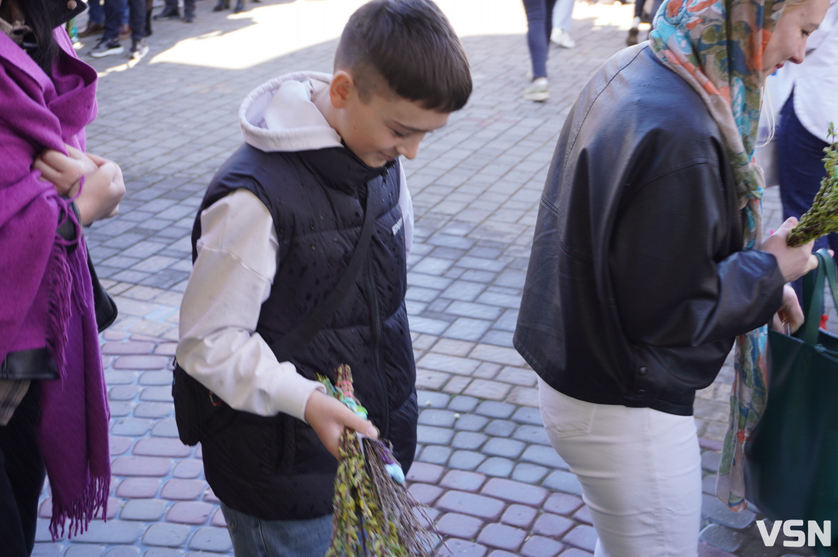 Сотні вірян прийшли освячувати вербу у головний собор Луцька. Фоторепортаж