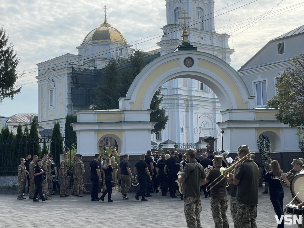 Колеги зустрічали на колінах: у Луцьку прощаються із капітаном поліції Романом Гіренком