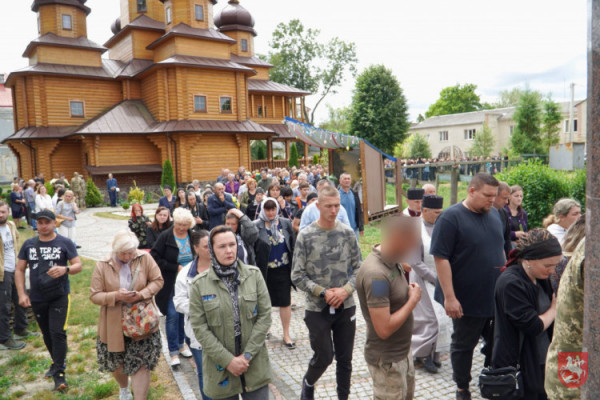 Залишилася 8-місячна дитина: У Володимирі попрощалися із Захисником України