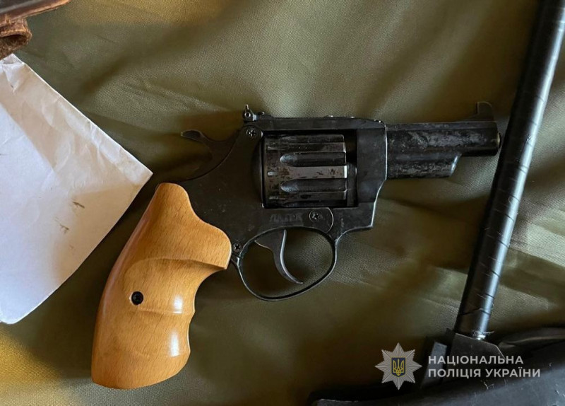 Волинські правоохоронці затримали одесита, який продавав зброю через інтернет