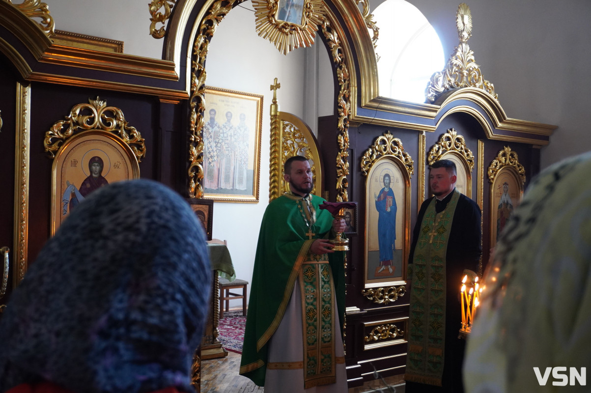 Сотні вірян прийшли освячувати вербу у головний собор Луцька. Фоторепортаж