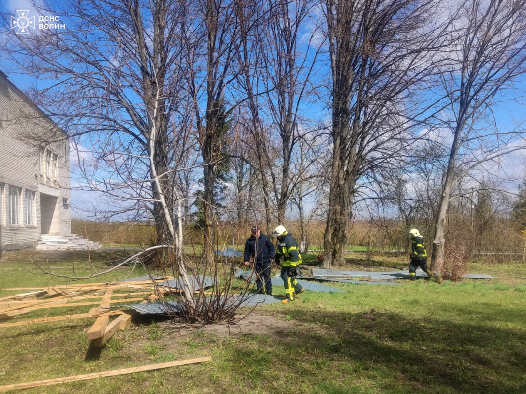 У Луцьку негода зірвала покрівлю школи