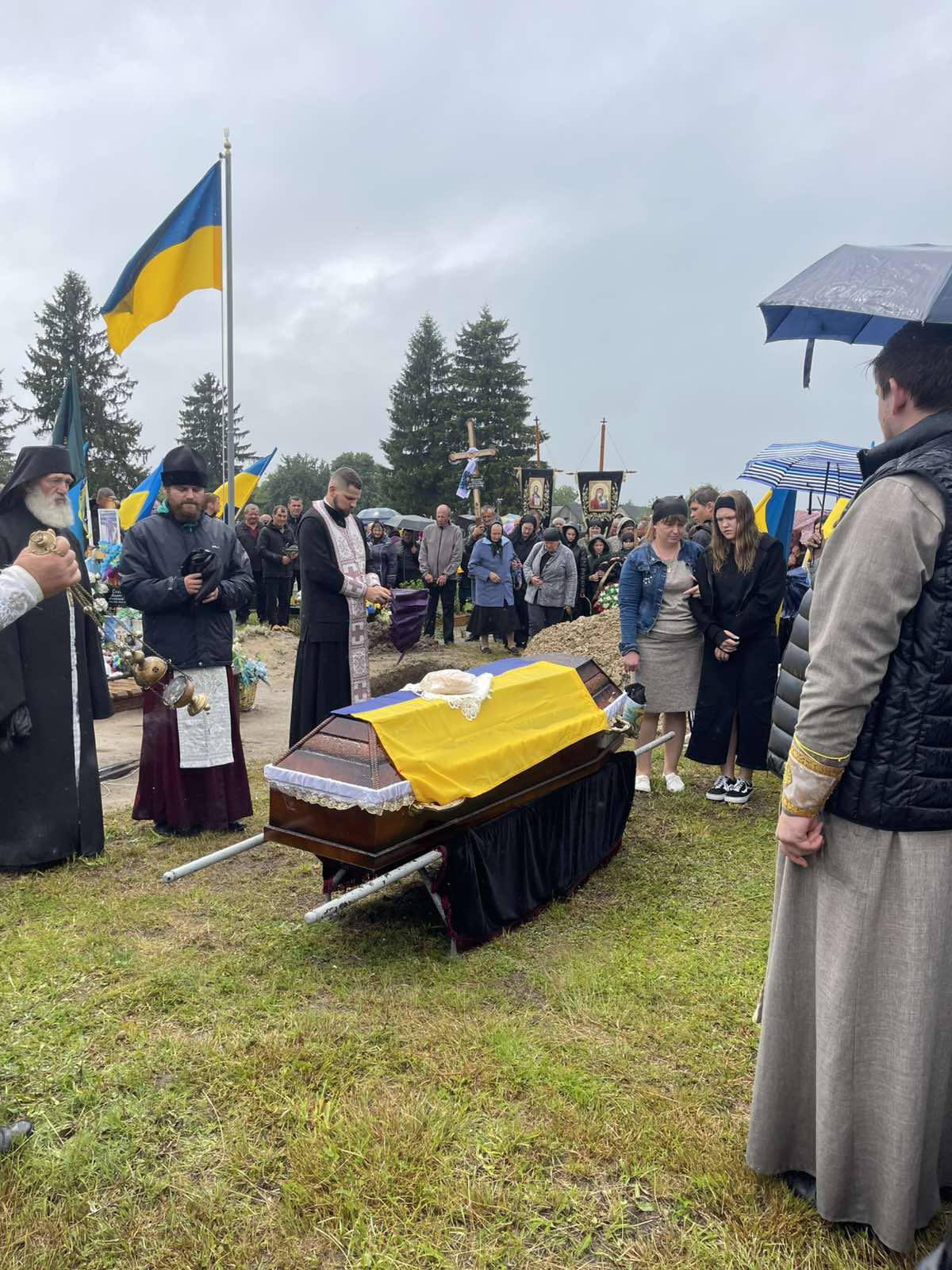 Загинув у бою на Донеччині: на Волині попрощалися з Героєм Віктором Копетюком