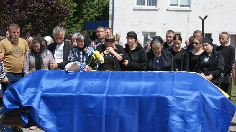 Назавжди 29: на Волині провели в останню дорогу захисника Анатолія Радчука