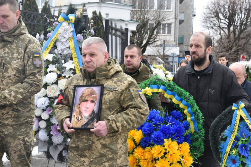 Загинув під час виконання бойового завдання: у Луцьку попрощалися із Героєм Анатолієм Петруком