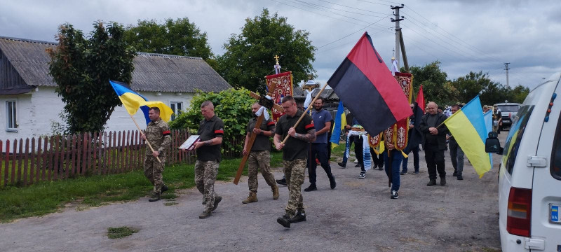 Коровай ділили на кладовищі: на Волині попрощалися з Героєм Віталієм Яворським