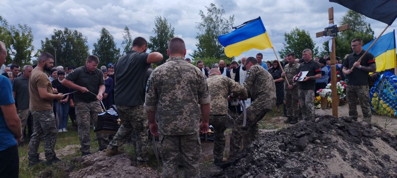 Коровай ділили на кладовищі: на Волині попрощалися з Героєм Віталієм Яворським