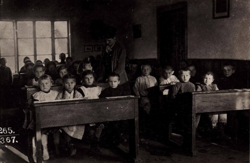 Якими були школи на Волині 100 років тому: унікальні ретрофото