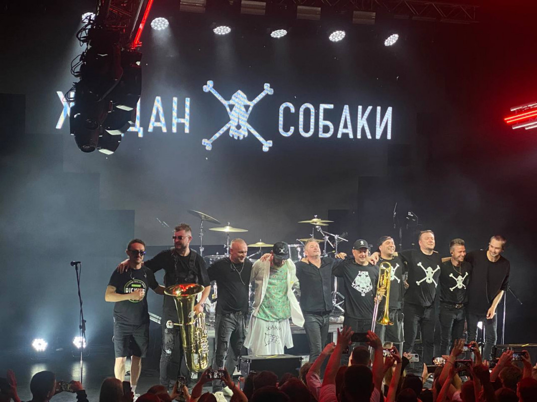«Жадан і Собаки» виступили у Луцьку: освідчення зі сцени, розірваний тромбон і понад 100 тисяч на бронемобілі
