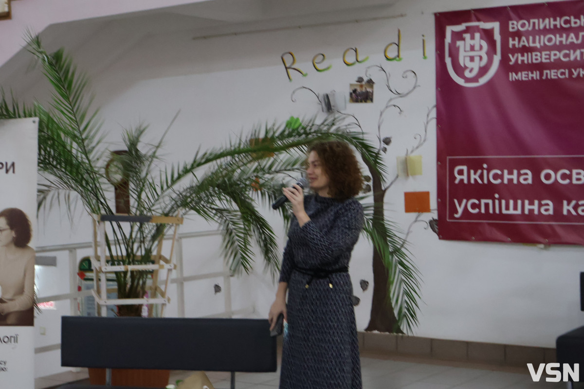 «Намальована надія»: ветеранка війни з Луцька презентувала колекцію суконь