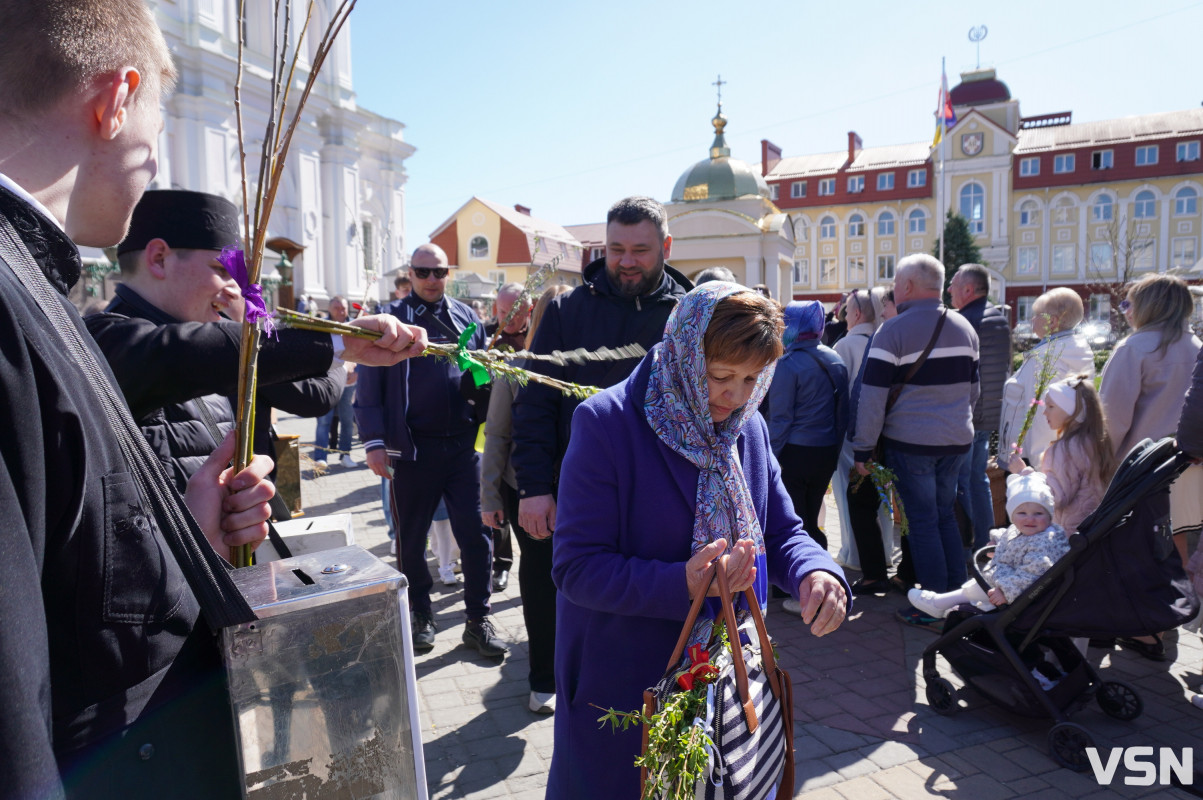 Сотні вірян прийшли освячувати вербу у головний собор Луцька. Фоторепортаж