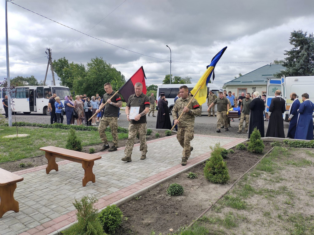 Коровай ділили на кладовищі: на Волині попрощалися з Героєм Віталієм Яворським