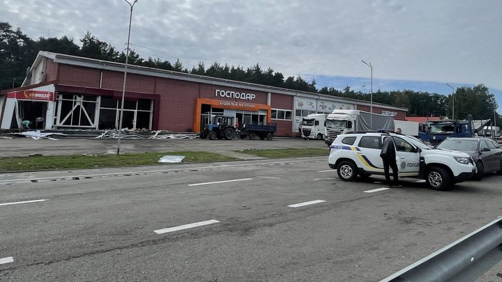 Палаючі фури, вирва на дорозі та вибиті вікна: що наробив російський дрон біля «Ягодина»