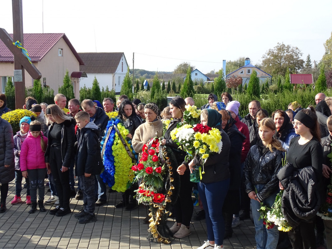 16 місяців чекали на тіло Героя: на Волині все село прийшло на поховання багатодітного батька Ігора Кузьмюка