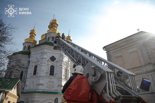 У Києво-Печерській лаврі обвалився хрест: рятувальники провели демонтаж