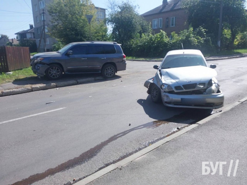 У місті на Волині трапилась ДТП: «ланос» в’їхав у «лексус»