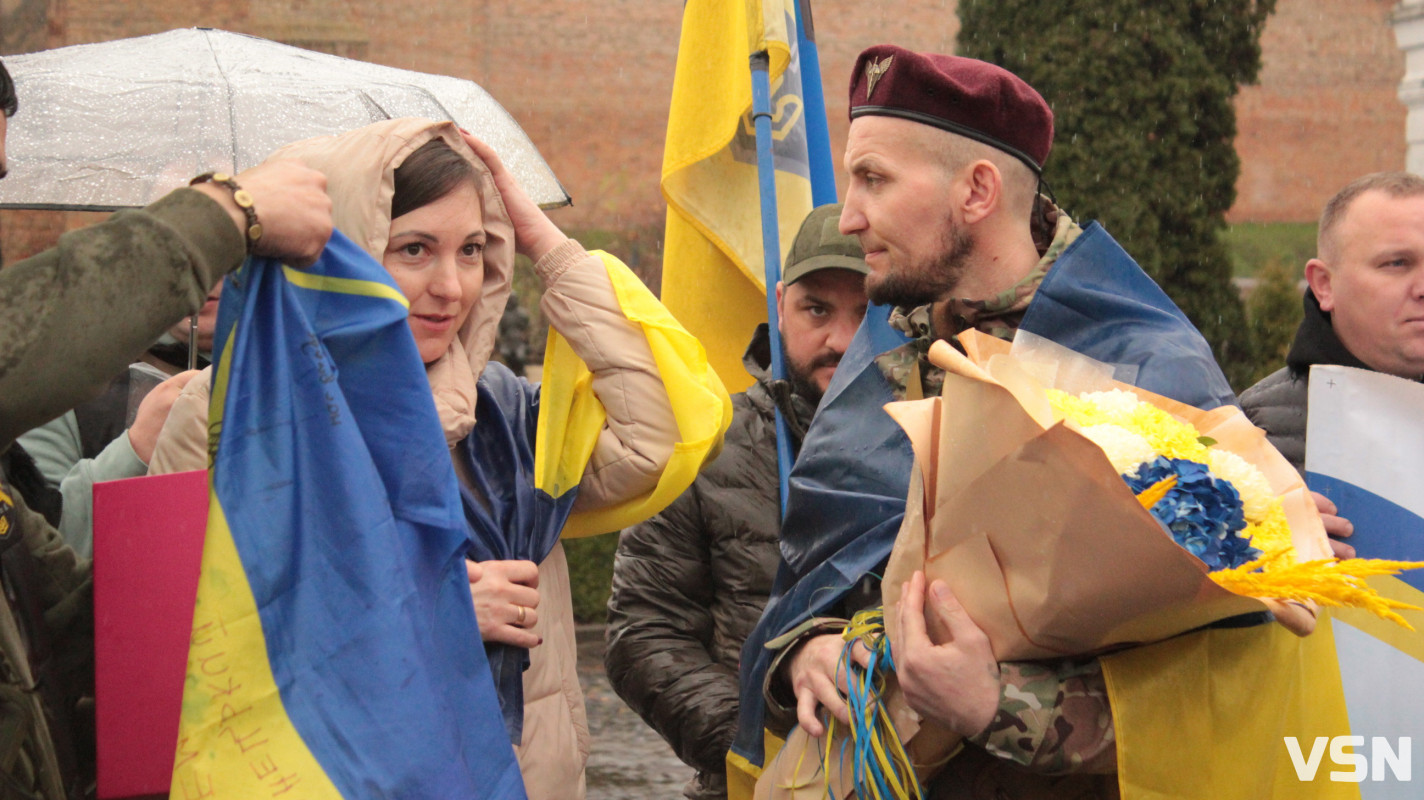 Після трьох років полону у Луцьку зустріли захисника Віталія Глєбова