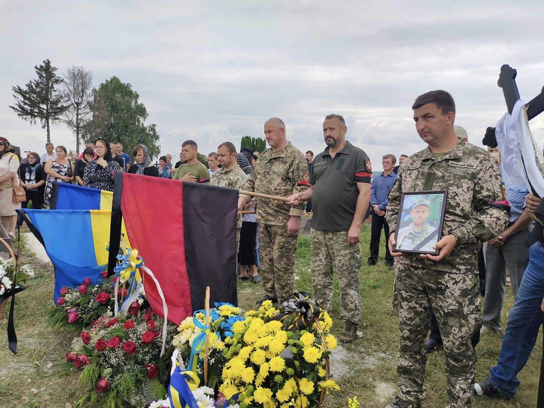 Двоє діток залишилися без батька: на Волині попрощалися з Героєм Володимиром Сіліком