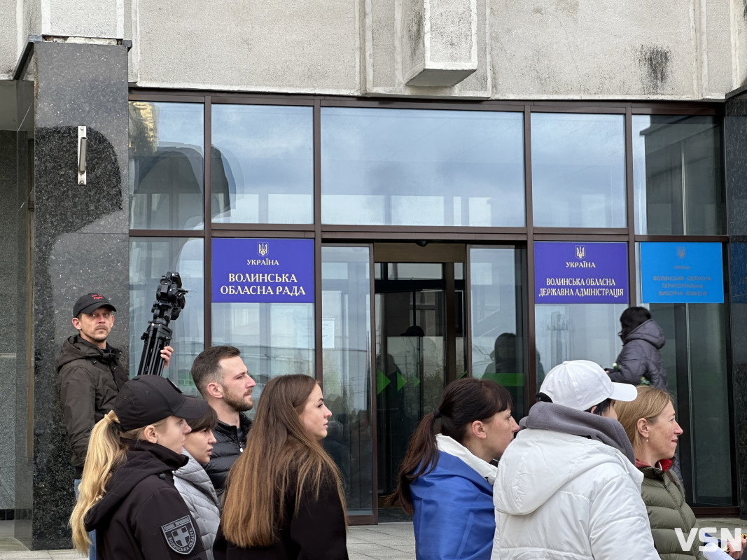 «Хлопці поранені, а вони бруківку укладають»: біля Волинської ОДА активісти вийшли на акцію