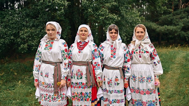 Волинські ковбаса, зеленички з часником, писачок та вишивка 