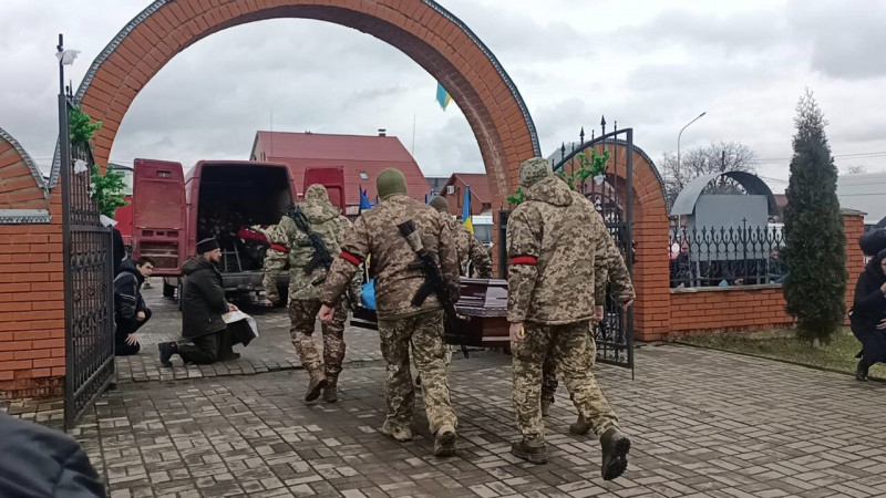 Понад пів року рідні надіялися, що живий: біля Луцька останню шану віддали Герою-розвіднику Роману Мигдалю