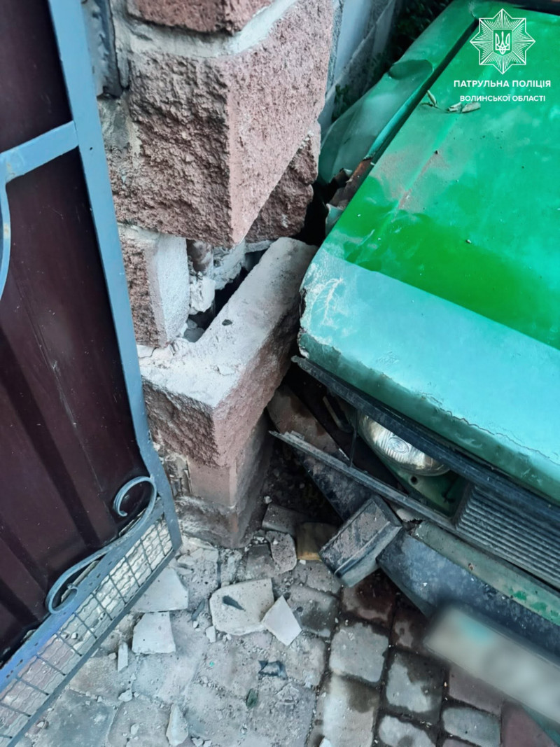 Врізався у бетонний паркан і відмовився від огляду: деталі ДТП у місті на Волині