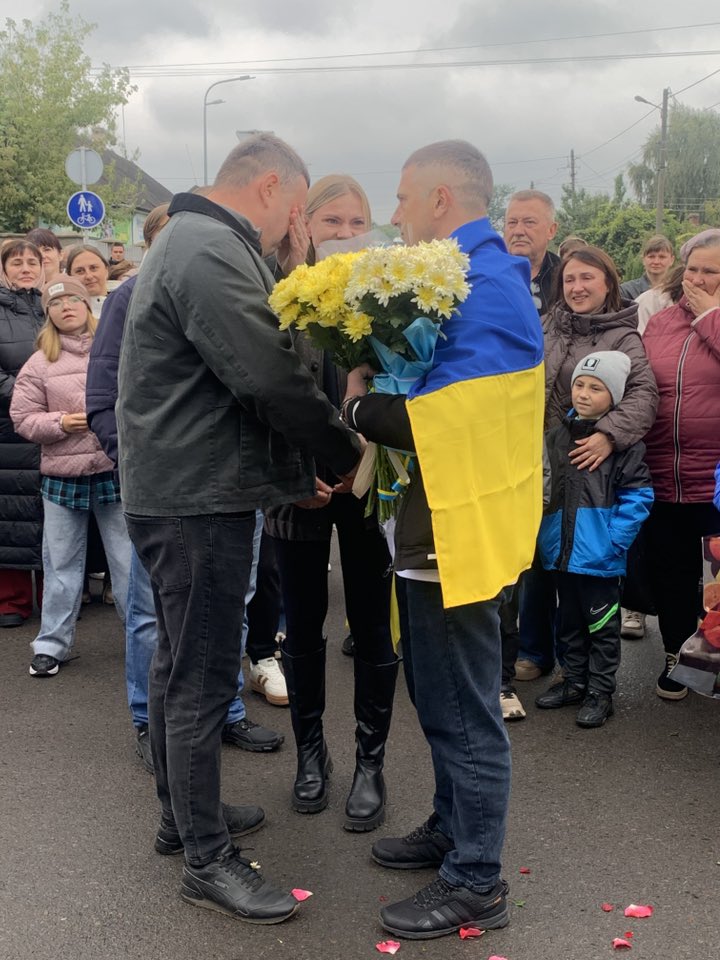 Вперше за понад 3,5 роки ступив на рідну землю: додому повернувся звільнений з полону волинянин Андрій Ховхун