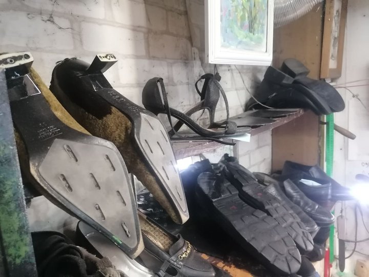 «Я мав померти ще у 2000-х»: історія чоботаря з Луцька, який уже 13 років ремонтує взуття
