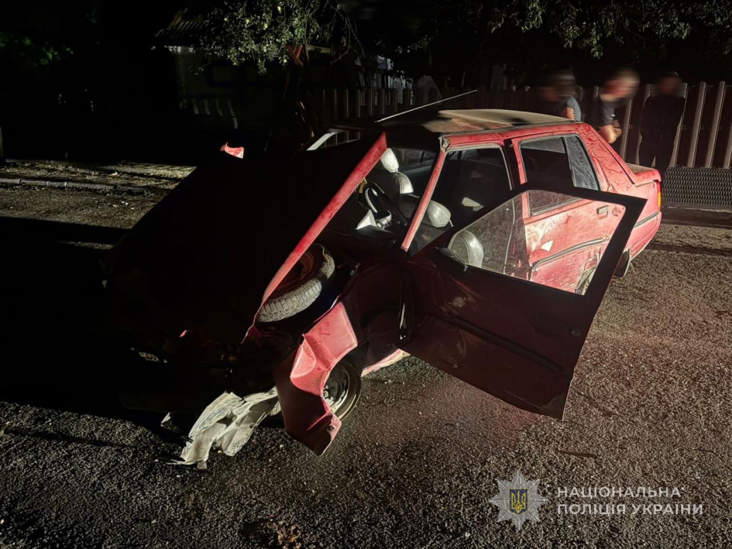На Волині 20-річний водій напідпитку врізався в паркан: травмувався неповнолітній