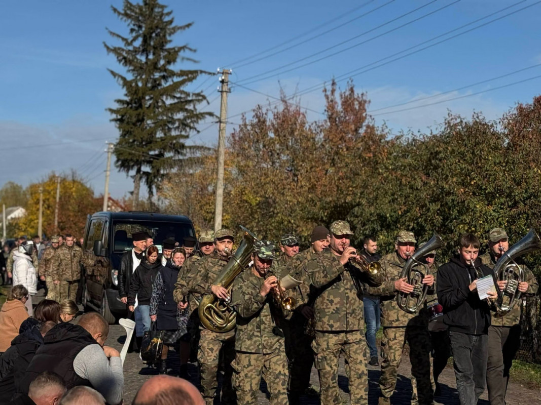 Рідні понад два роки чекали на повернення: на Волині поховали Віктора Атосіна