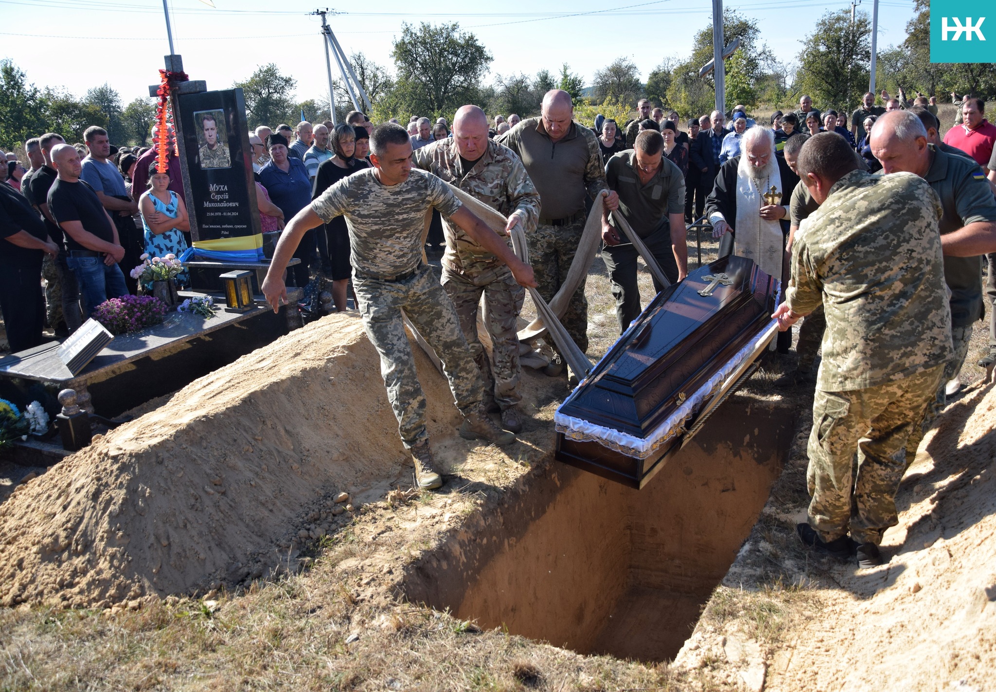 Поховали поряд із могилою його рідного брата-захисника: на Волині попрощались із Героєм Василем Мухою