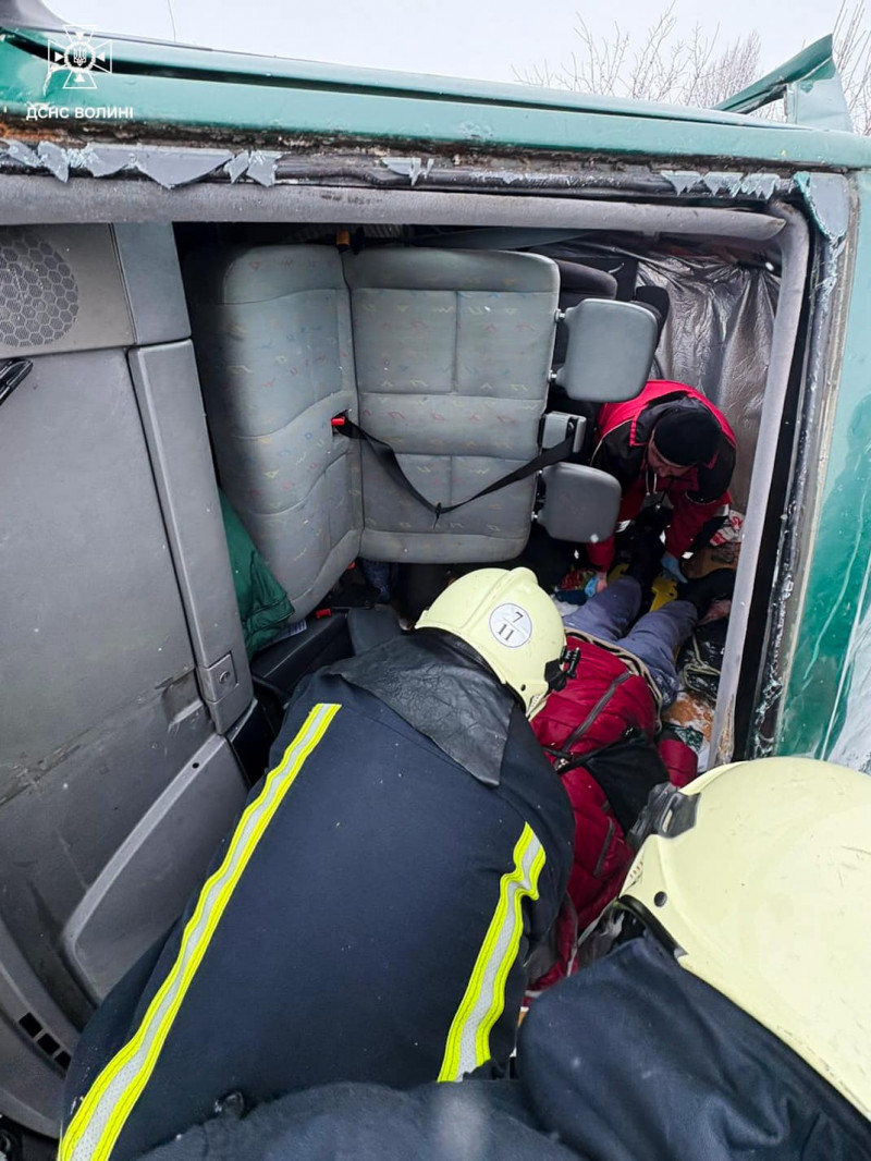 Жахлива ДТП на Волині: з понівеченого автомобіля врятували шістьох людей