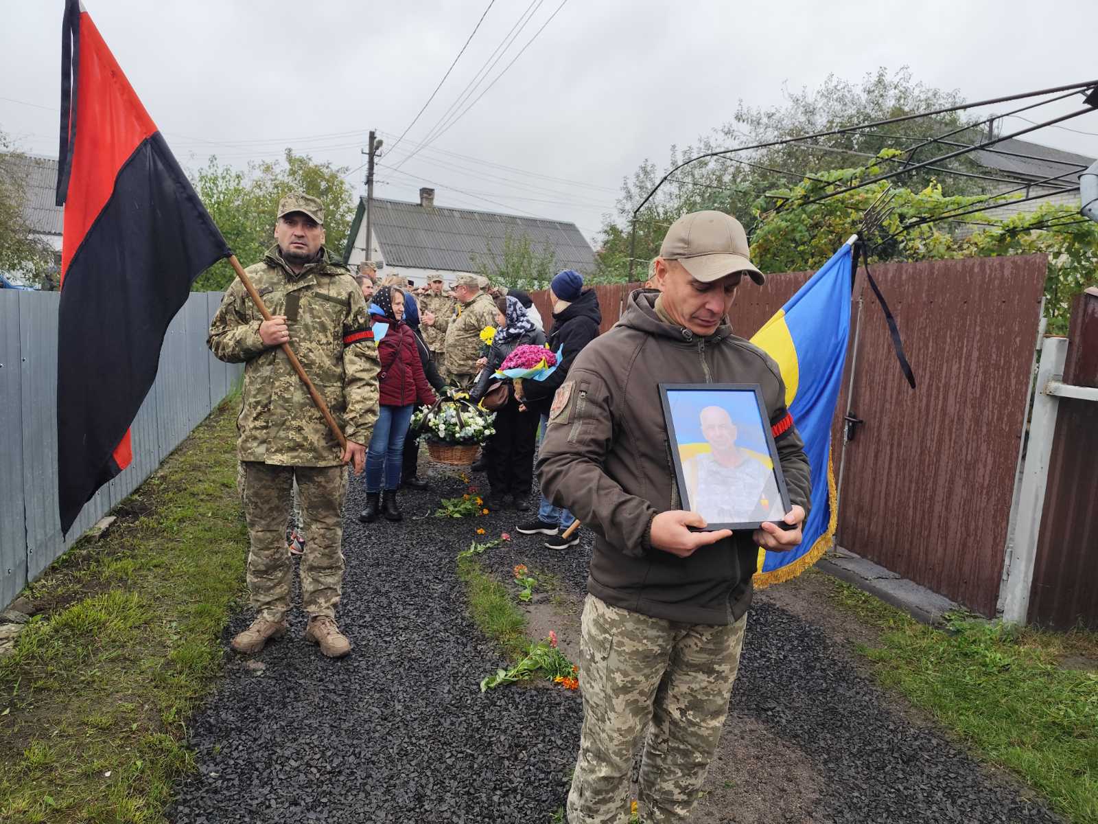 Овдовіла дружина, без батька залишились сини: на Волині попрощались з Героєм Віктором Мельничуком