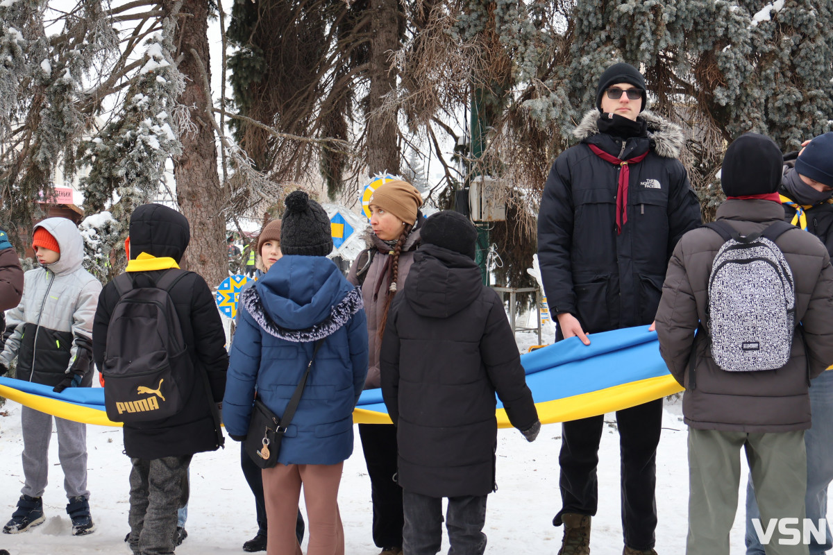 Лучани об’єдналися в «Ланцюг Єднання» до Дня Соборності України. Фоторепортаж