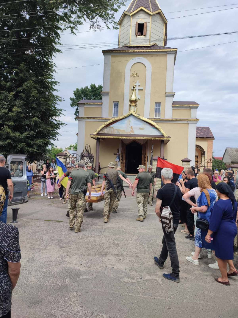 Мужній воїн, чудовий чоловік і батько: у Луцькому районі попрощалися із Героєм Віктором Сосницьким, який загинув від обстрілу