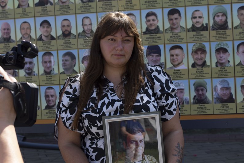 «Час не лікує»: у Луцьку розгорнули 40-метровий «Прапор пам’яті» загиблих захисників України