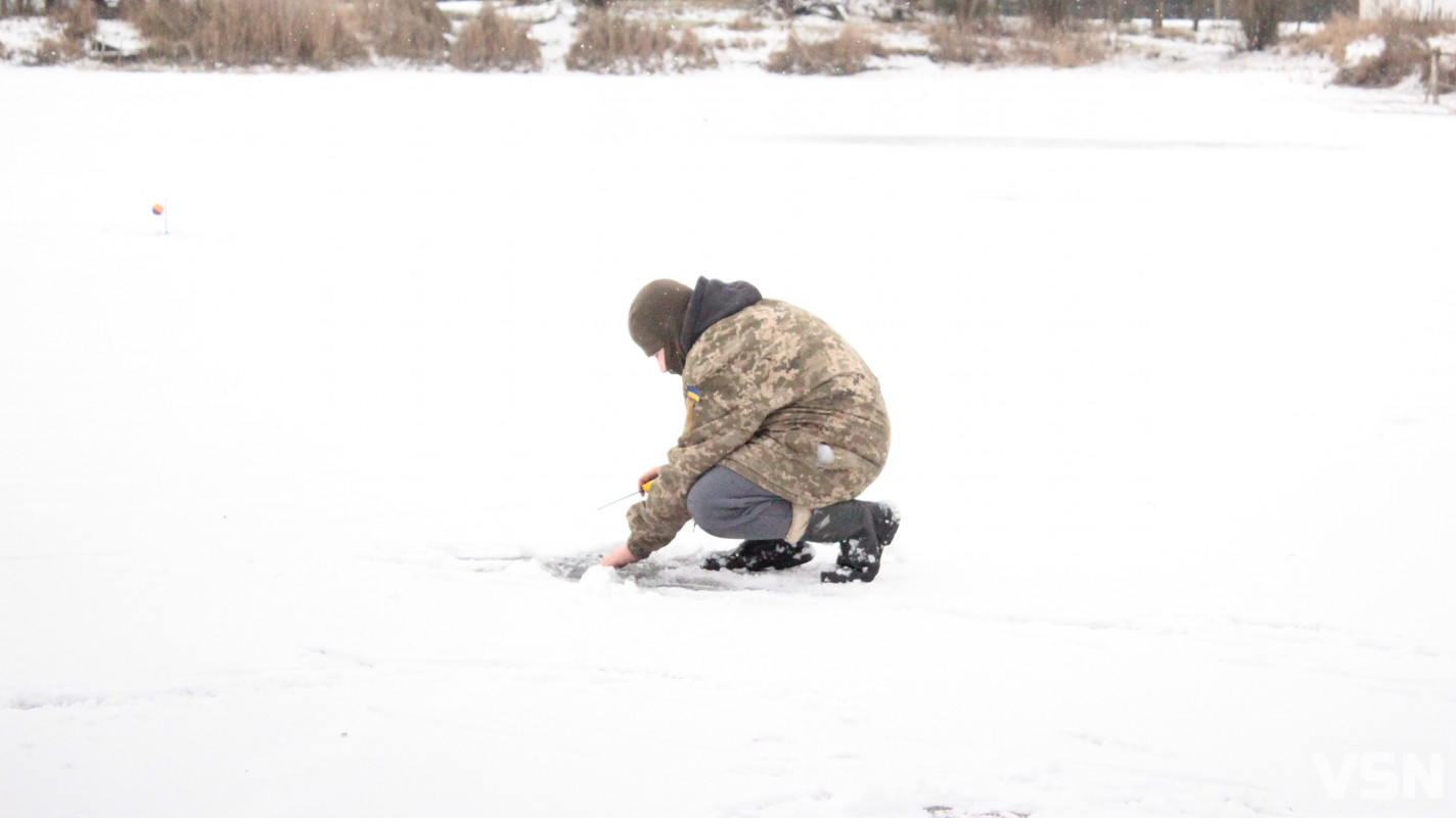 Крига 10 сантиметрів та жерлиці на щуку: фоторепортаж із зимового ставка у селі на Волині