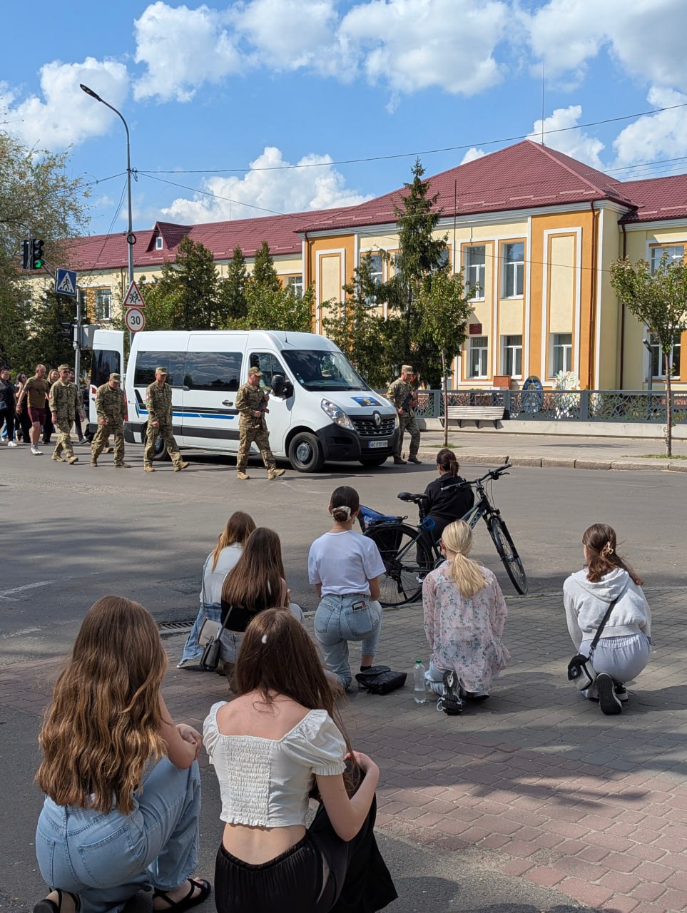 Волиняни попрощалися з 32-річним снайпером Максимом Ткачуком, який загинув на Луганщині