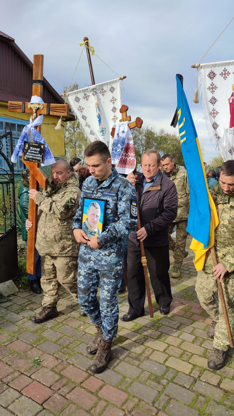 Зійшлося усе село: поховали 29-річного сапера з Луцького району Віталія Костюка. Фото