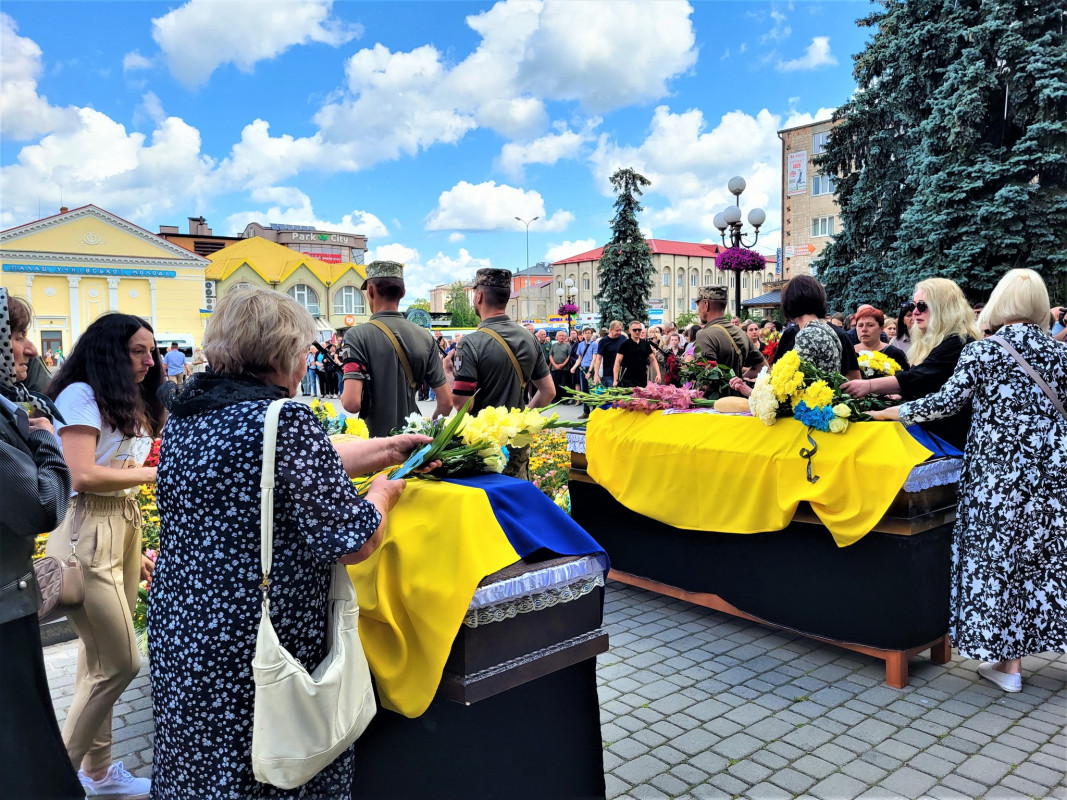 Чорний день: у громаді на Волині попрощалися одразу із двома Героями - Володимиром Лучиновичем та Олександром Берегою