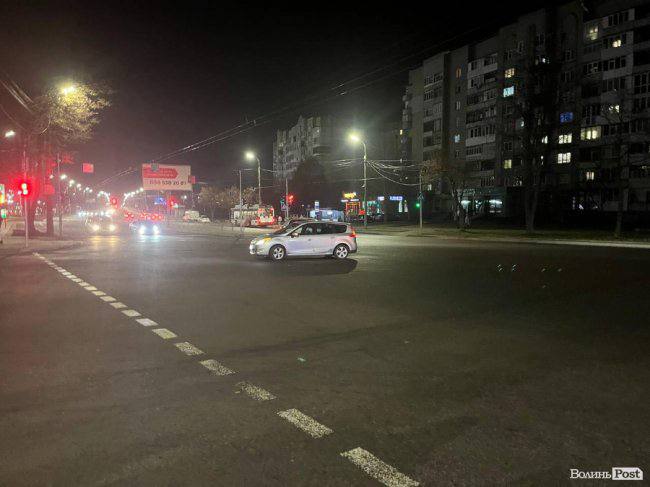 У Луцьку біля «Там-Таму» авто збило світлофор та врізалося у дерево. Фото