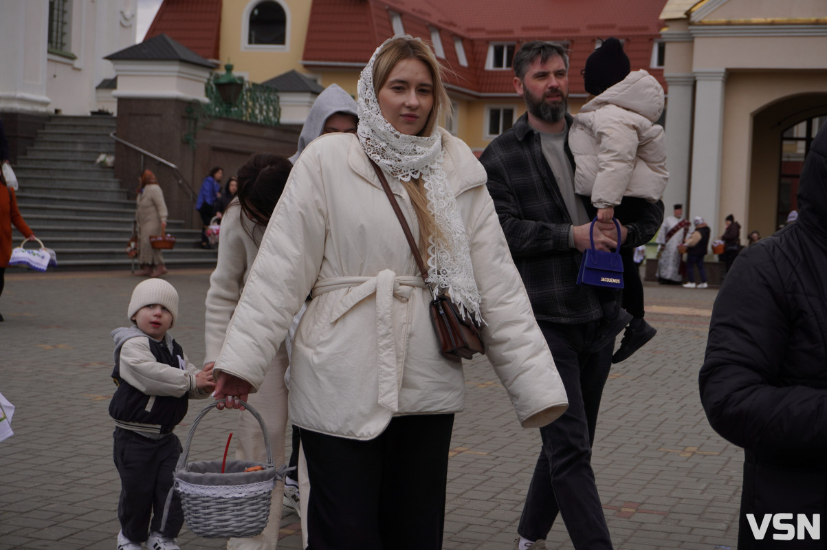Як у Луцьку освячують Великодні кошики? Фоторепортаж