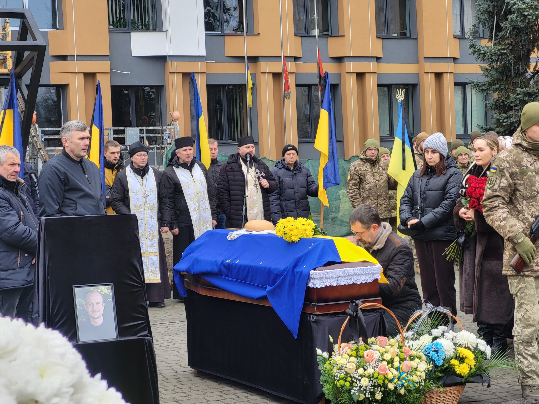Незадовго до загибелі дізнався, що стане татом третьої доньки: на Волині попрощалися з Героєм Василем Сорокою