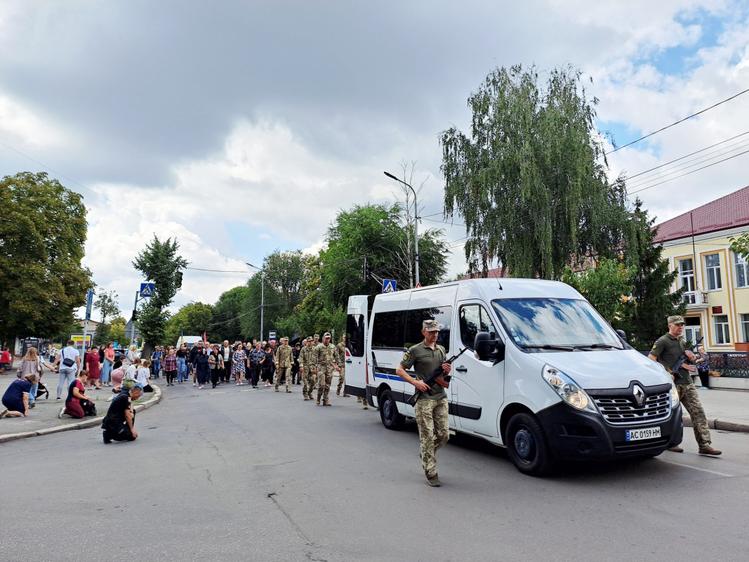 «Мамуль, не переживай, у медиків найменше шансів загинути на війні»: на Волині попрощались з Героєм Віталієм Кухарчуком